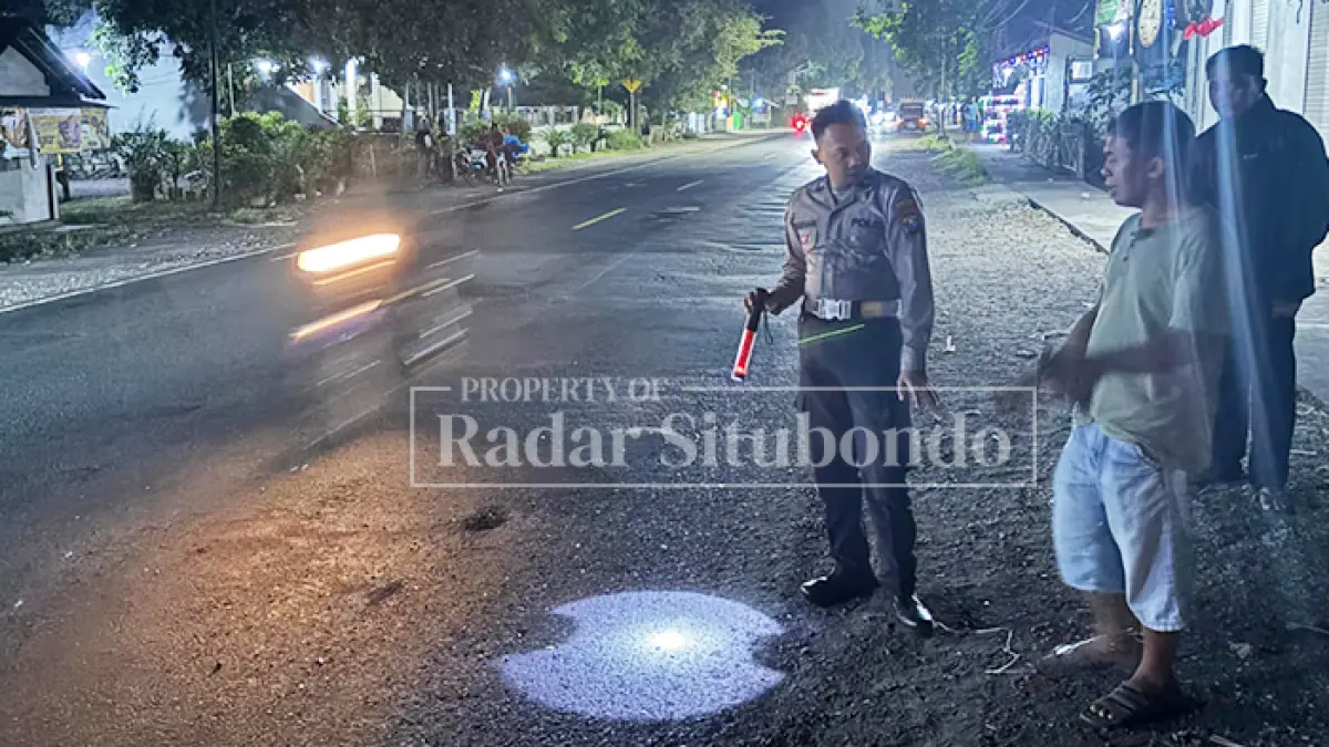 OLAH TKP: Anggota Kanitlaka Polres Situbondo melakukan olah tempat kejadian perkara (TKP) di Jalan Raya Desa Wringinanom, Panarukan. (HUMAIDI/JPRS)
