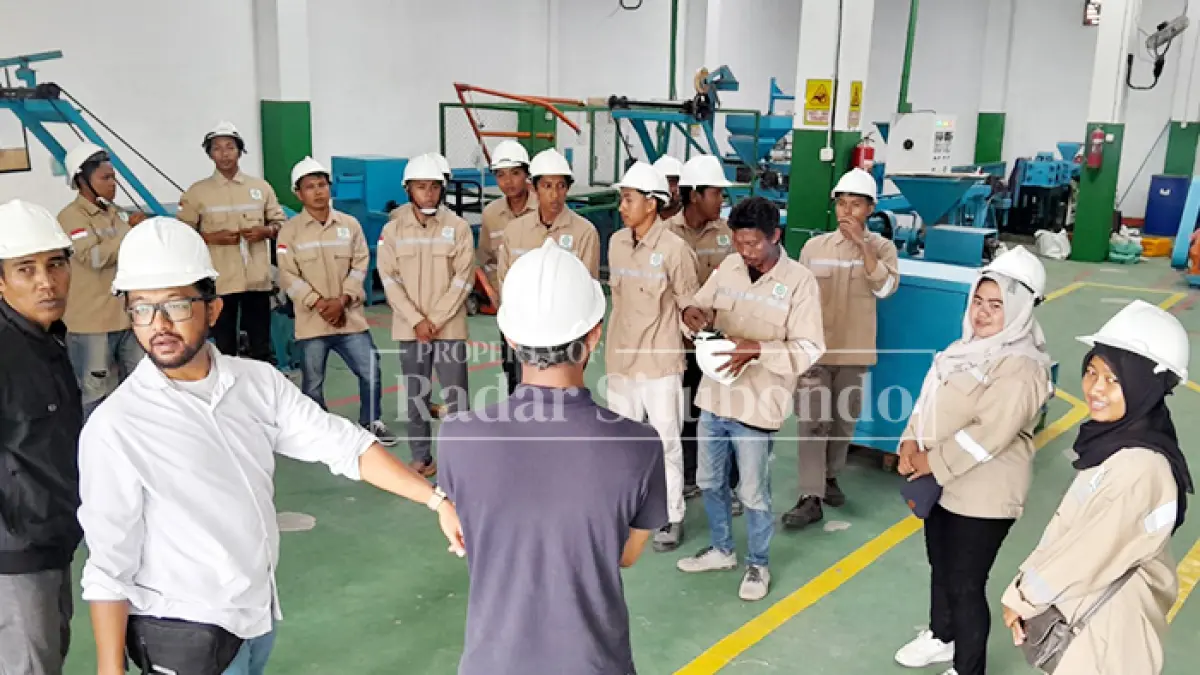 PAKAI HELM PENGAMAN : Sejumlah karyawan PT Indo Karya Bersama di Desa Talkandang, Kecamatan Situbondo berkumpul sebelum memulai pekerjaan.