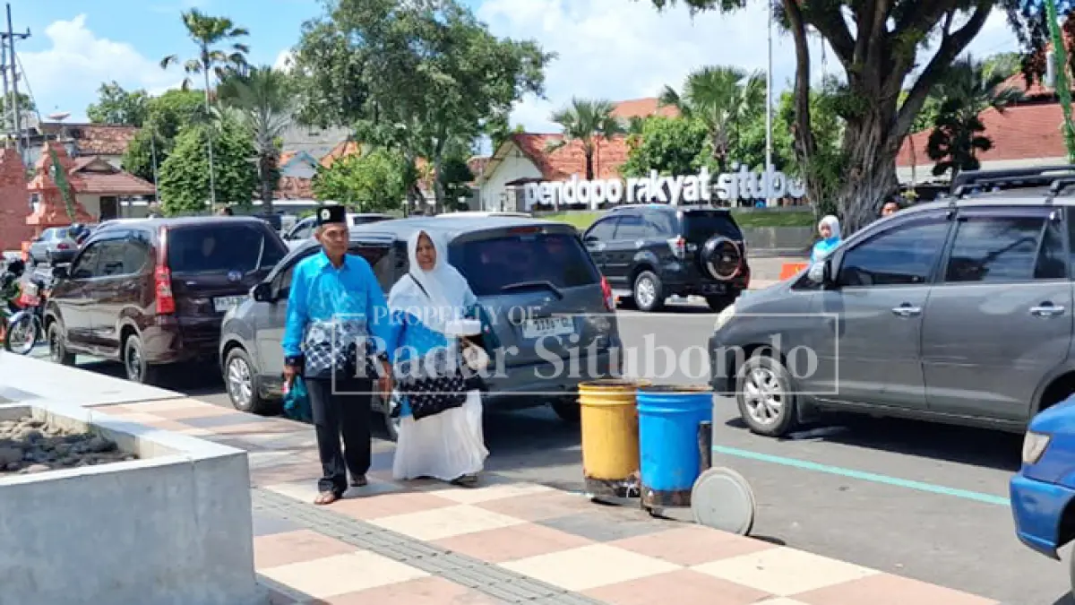 PENUH RASA SYUKUR: Saleh dan Zaenab, warga Kecamatan Besuki, usai mengikuti acara pelepasan jemaah haji tahun 2026 di Pendapa Rakyat Situbondo, Rabu (7/5). (Ahmad Rifa
