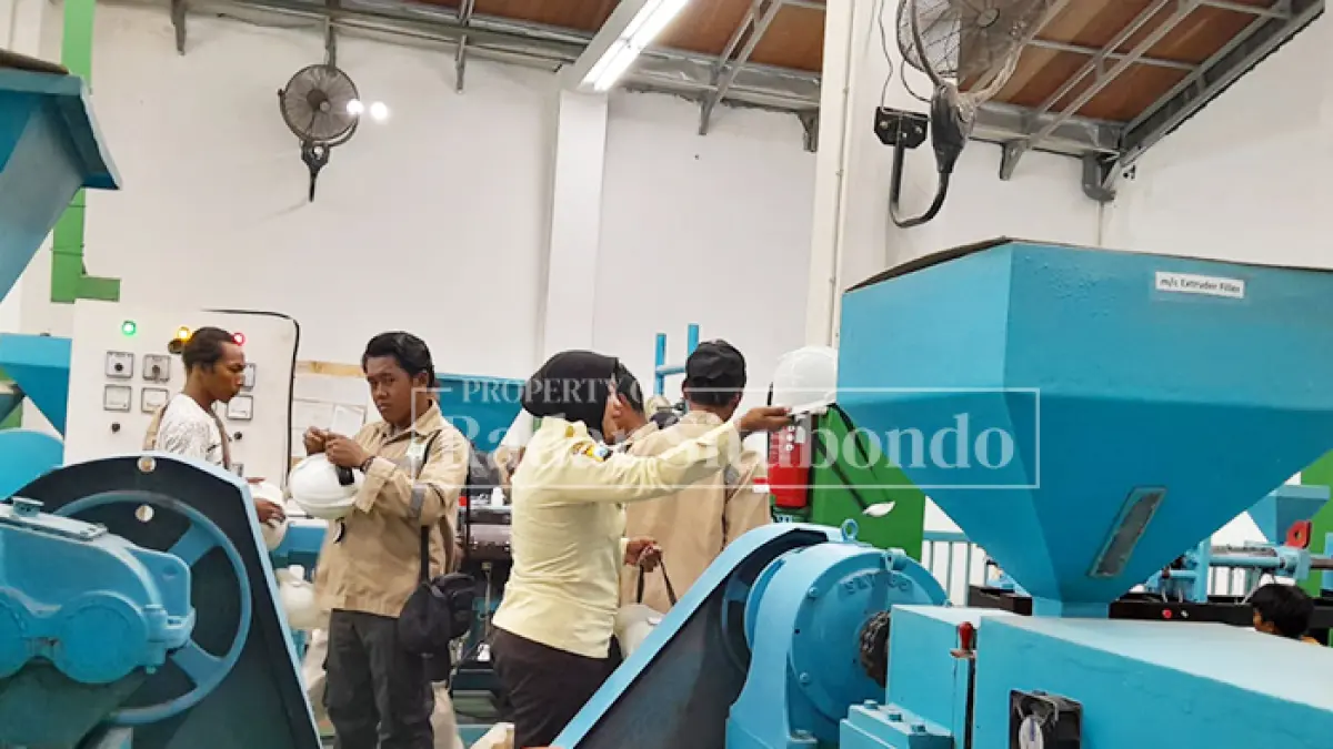 PRODUKSI KABEL: Suasana di dalam perusahaan PT Indo Karya Bersama.