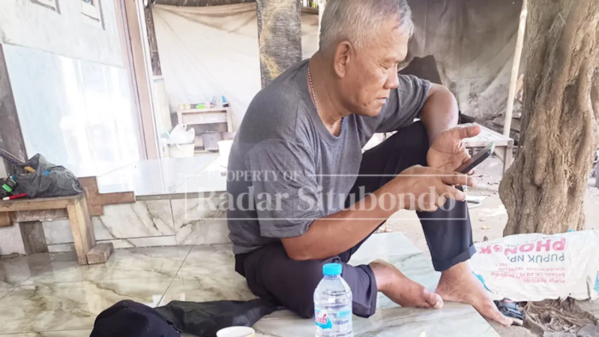 DICARI:  Pelaku penipuan sempat ngopi di rumah Hadi Suyono, 46, Warga Kampung Barat, Desa Tenggir, Kecamatan Panji, sebelum membawa kabur sepeda motor, Kamis lalu (7/5). (HUMAIDI/JPRS)
