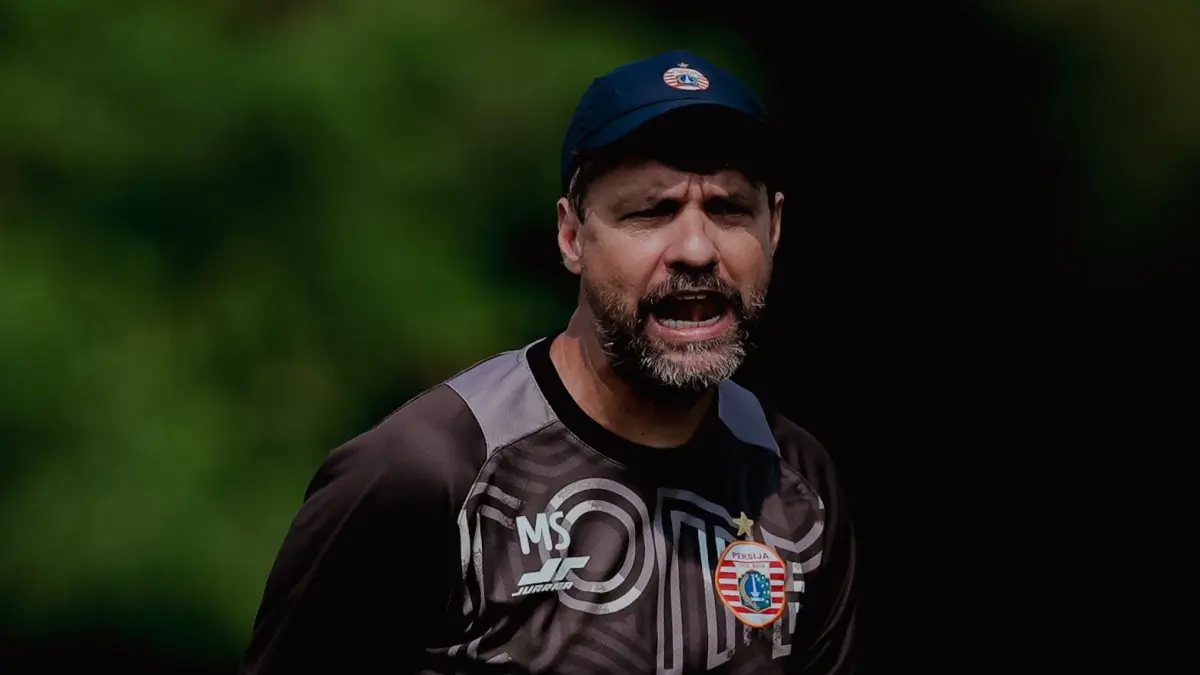 Mauricio Souza saat memberi arahan dalam latihan Persija Jakarta sebelum bertolak ke Stadion Segiri untuk melawan Persib Bandung. (Instagram/persija)