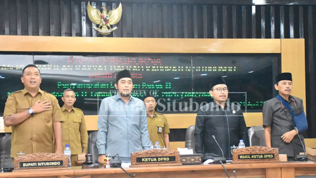 MOMEN SAKRAL: Ketua DPRD Situbondo, Mahbub Djunaidi (dua dari kiri) didampingi jajaran wakil ketua DPRD beserta Bupati Situbondo Yusuf Rio Wahyu Prayogo (kiri) menyanyikan lagu kebangsaan sebelum rapat paripurna dimulai. (Ahmad Rifa