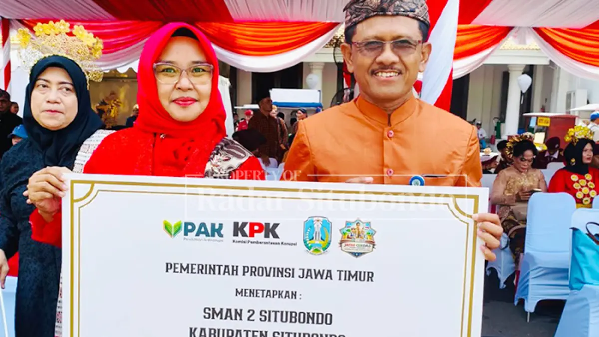 BANGGA : SMAN 2 Situbondo menerima penghargaan sebagai sekolah berintegritas, berkarakter, dan berprestasi dari Pemerintah Provinsi Jawa Timur yang diterima langsung oleh Kepala SMAN 2 Situbondo Nikmatil Hasanah, M.Pd.