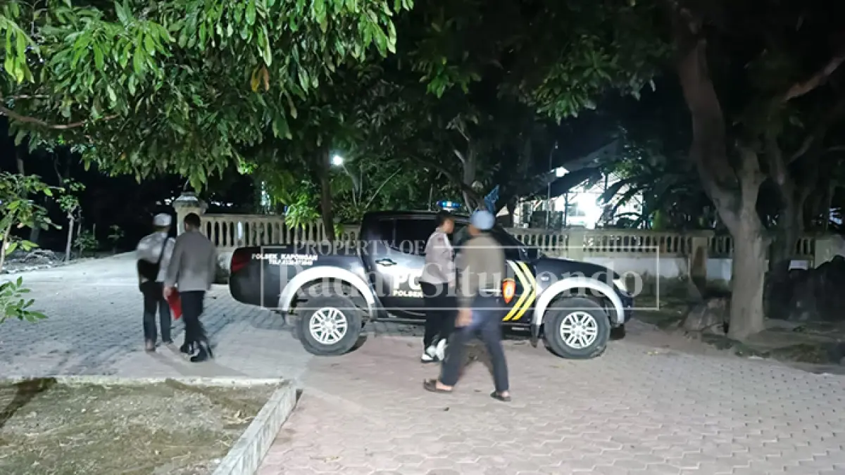 BUBARKAN ARISAN: Anggota Polsek Kapongan menertibkan arisan sabung ayam di Desa Seletreng, Kecamatan Kapongan, Sabtu malam (9/5). (HUMAIDI/JPRS)
