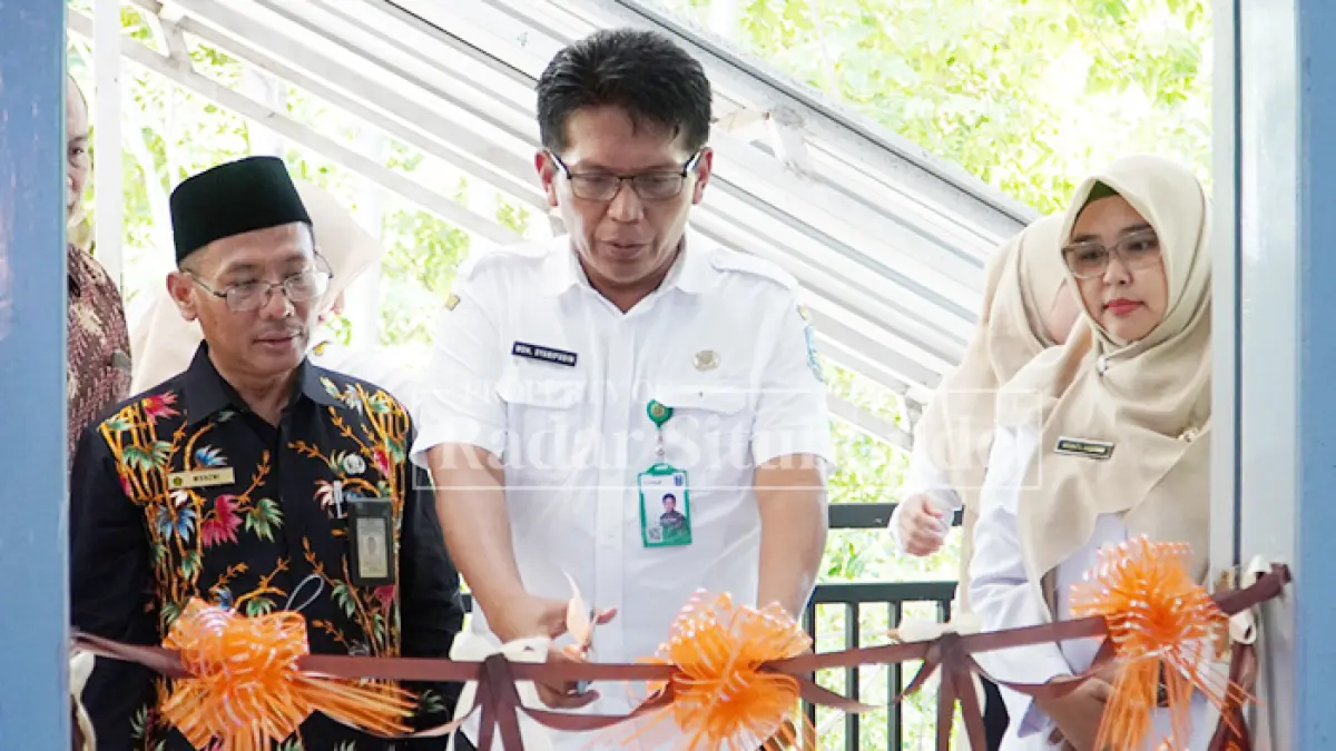GUNTING PITA : Kasubag TU Cabang Dinas Pendidikan Wilayah Bondowoso, M. Syarifuddin, S.Ag, M.Pd.I. meresmikan Laboratorium PAI SMADA PRIMA
