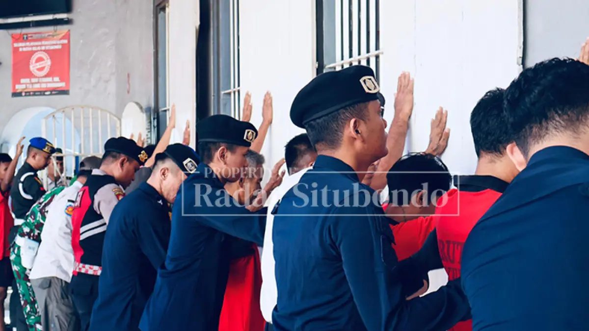 NIHIL TEMUAN: Beberapa petugas Rumah Tahanan (Rutan) Kelas IIB Situbondo menggeledah di blok hunian Warga Binaan Pemasyarakatan (WBP), Sabtu (9/5). (Ahmad Rifa