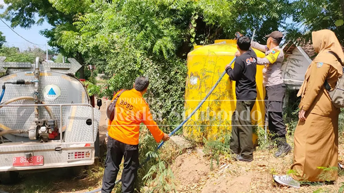 BELUM ADA PERMINTAAN: Petugas BPBD menyalurkan distribusi air bersih ke wilayah terdampak kekeringan di Dusun Bendusa, Kecamatan Arjasa, tahun lalu. (Ahmad Rifa