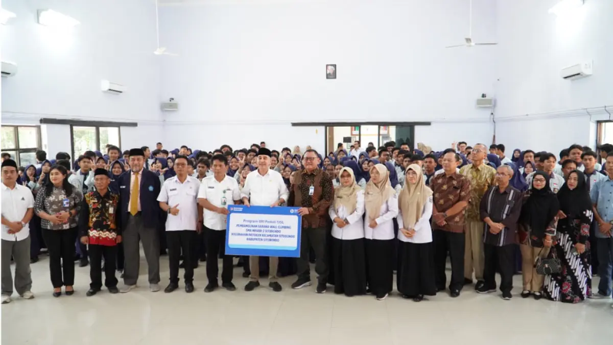 FOTO BERSAMA : Anggota DPR RI, Ir. H. M. Nasim Khan meresmikan fasilitas wall climbing SMADA PRIMA bantuan program CSR BRI Peduli