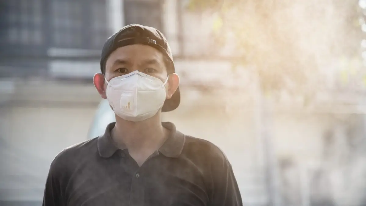 Ilustrasi seorang pria yang menggunakan masker ketika polusi udara. (Freepik)