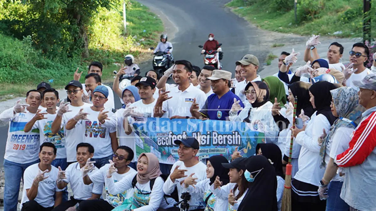 PEDULI LINGKUNGAN: Karyawan IHC RS Elizabeth Situbondo, membersihkan sampah di pinggir jalan Desa Sumber Kolak, Kecamatan Panarukan, belum lama ini. (HUMAIDI/JPRS)
