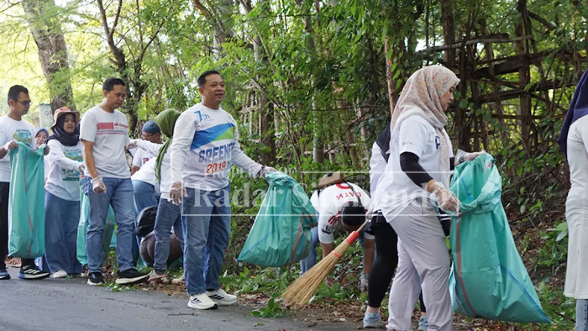 PEDULI LINGKUNGAN: Karyawan IHC RS Elizabeth Situbondo, membersihkan sampah di pinggir jalan Desa Sumber Kolak, Kecamatan Panarukan, belum lama ini. (HUMAIDI/JPRS)
