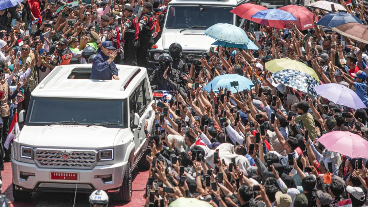 Prabowo Menyapa Masyarakat di Bundaran HI dengan menaiki Maung Garuda. (Jawapos)