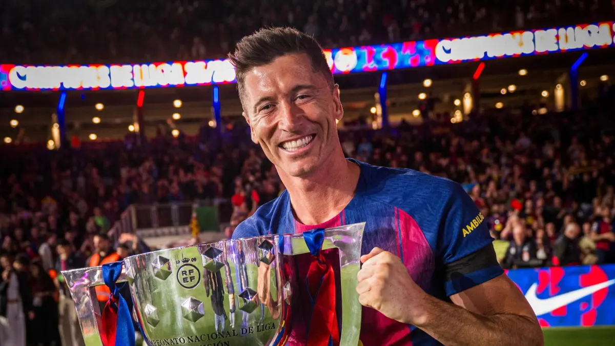 Robert Lewandowski mengangkat piala La Liga musim 2025-2026 bersama Barcelona. (Instagram/fcbarcelona)