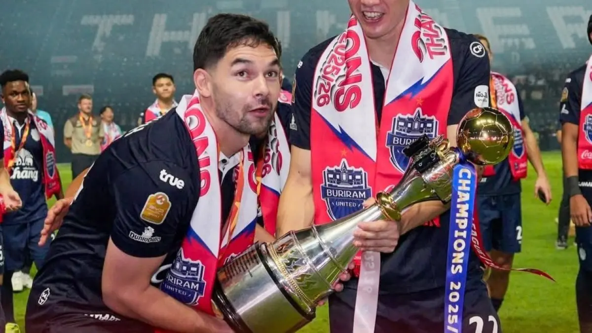 Sandy Walsh mengangkat trofi Liga Thailand musim 2025-2026 bersama Buriram United. (Instagram/brutd12)