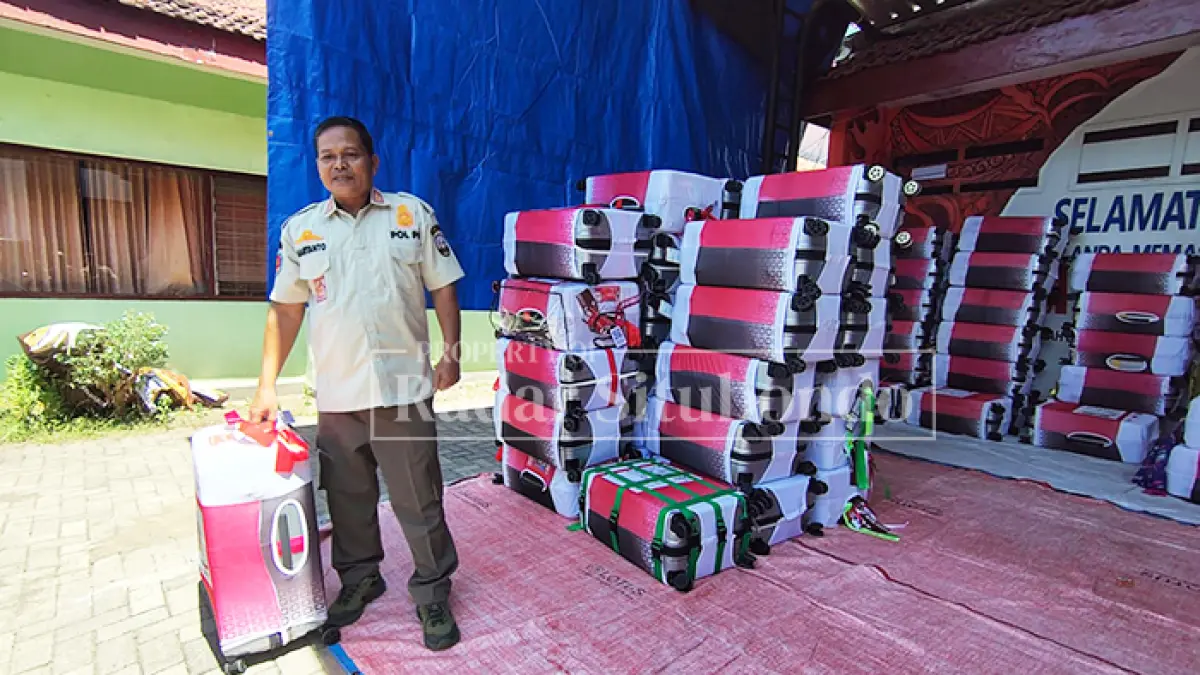 SEGERA DIKIRIM: Truk mengangkut koper perlengkapan jamaah haji ke Embarkasi Surabaya di halaman Kantor Kementerian Haji dan Umrah Situbondo, belum lama ini. (Ahmad Rifa