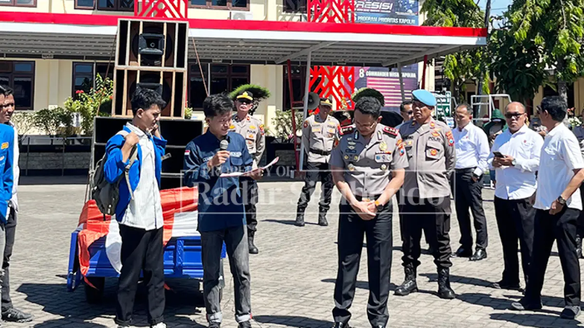 TURUN JALAN: Puluhan kader PMII Situbondo demo di halaman Mapolres Situbondo, Senin (11/5). (HUMAIDI/JPRS)
