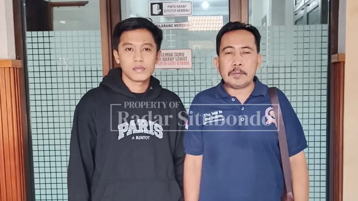 CARI KEADILAN: Fidi Riansyah, 23, warga Dusun Krajan, Desa Juglangan, Kecamatan Kapongan, didampingi LSM Perkasa mendatangi Mapolres Situbondo, Selasa (12/5). (HUMAIDI/JPRS)
