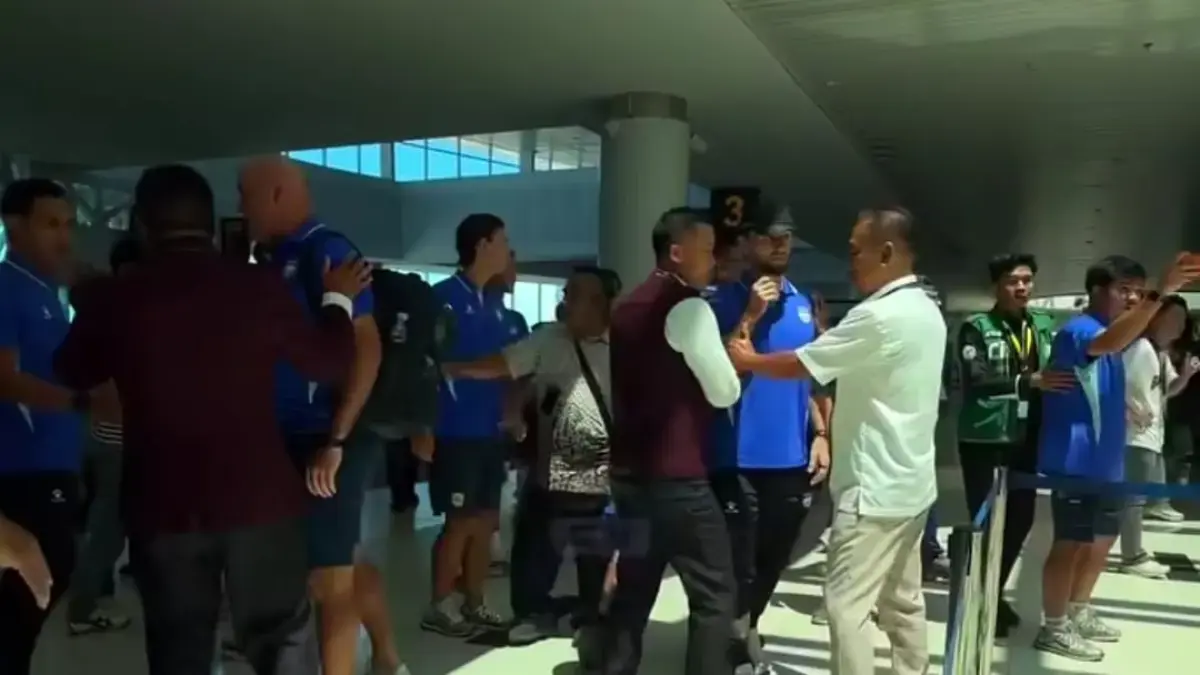 Insiden kericuhan di Bandara Sepinggan antara pemain Persib dan diduga supporter rival. (Istimewa)