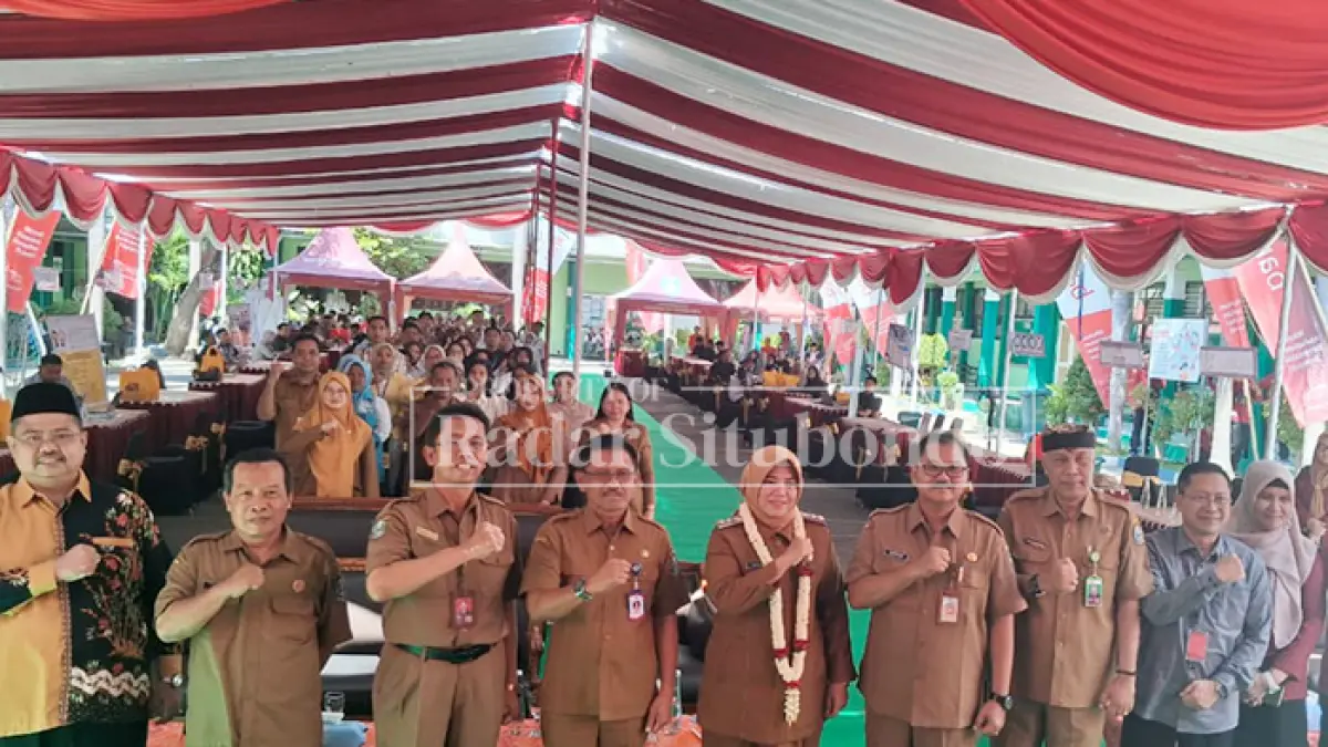 PEMBUKAAN: Wakil Bupati Situbondo Ulfiyah, didampingi Kepala SMKN 1 Panji, Paimin, M.Pd., Disnaker Situbondo, serta Kacabdin Wilayah Situbondo-Bondowoso membuka kegiatan Job Fair, Selasa (12/5). (Ahmad Rifa