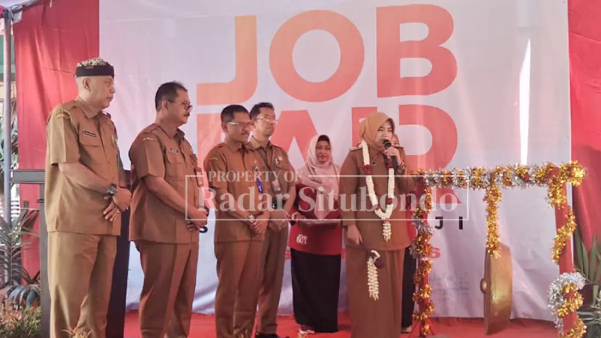 PEMBUKAAN: Wakil Bupati Situbondo Ulfiyah, didampingi Kepala SMKN 1 Panji, Paimin, M.Pd., Disnaker Situbondo, serta Kacabdin Wilayah Situbondo-Bondowoso membuka kegiatan Job Fair, Selasa (12/5). (Ahmad Rifa