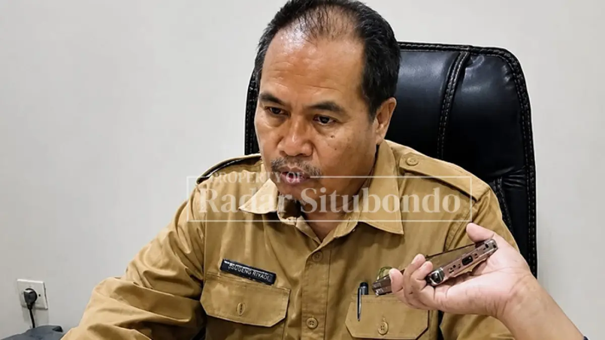 TERBITKAN SE: Kepala Dinas Pemberdayaan Masyarakat dan Desa (DPMD) Situbondo, Imam Darmaji memberikan keterangan kepada wartawan, Minggu (11/5). (Ahmad Rifa