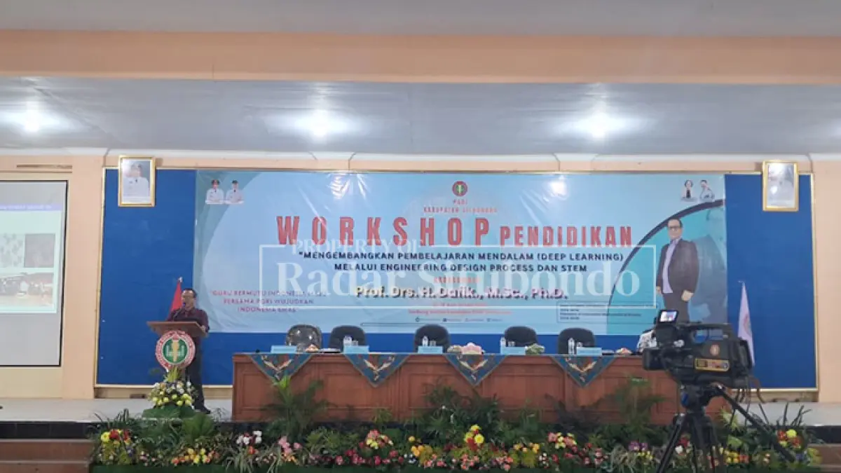TINGKATKAN KUALITAS GURU: Pengurus Persatuan Guru Republik Indonesia (PGRI) Situbondo memberikan pemahaman kepada seluruh guru melalui program workshop di Aula Gedung PGRI Situbondo, Selasa (12/5). (Ahmad Rifa
