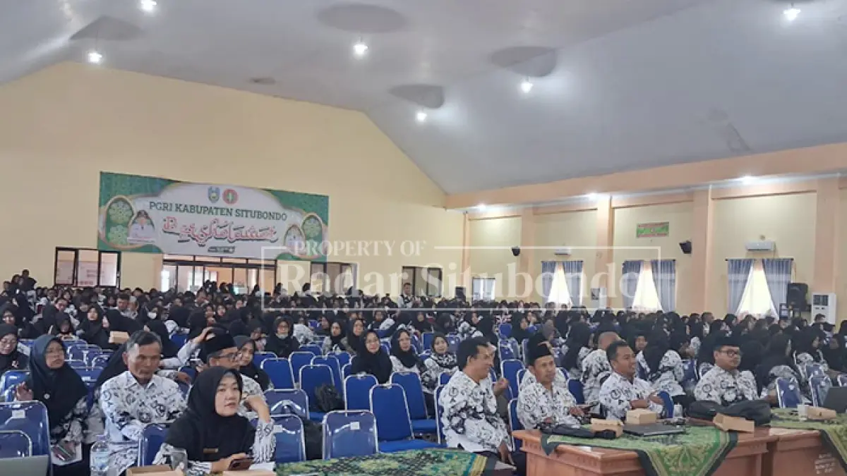 TINGKATKAN KUALITAS GURU: Pengurus Persatuan Guru Republik Indonesia (PGRI) Situbondo memberikan pemahaman kepada seluruh guru melalui program workshop di Aula Gedung PGRI Situbondo, Selasa (12/5). (Ahmad Rifa