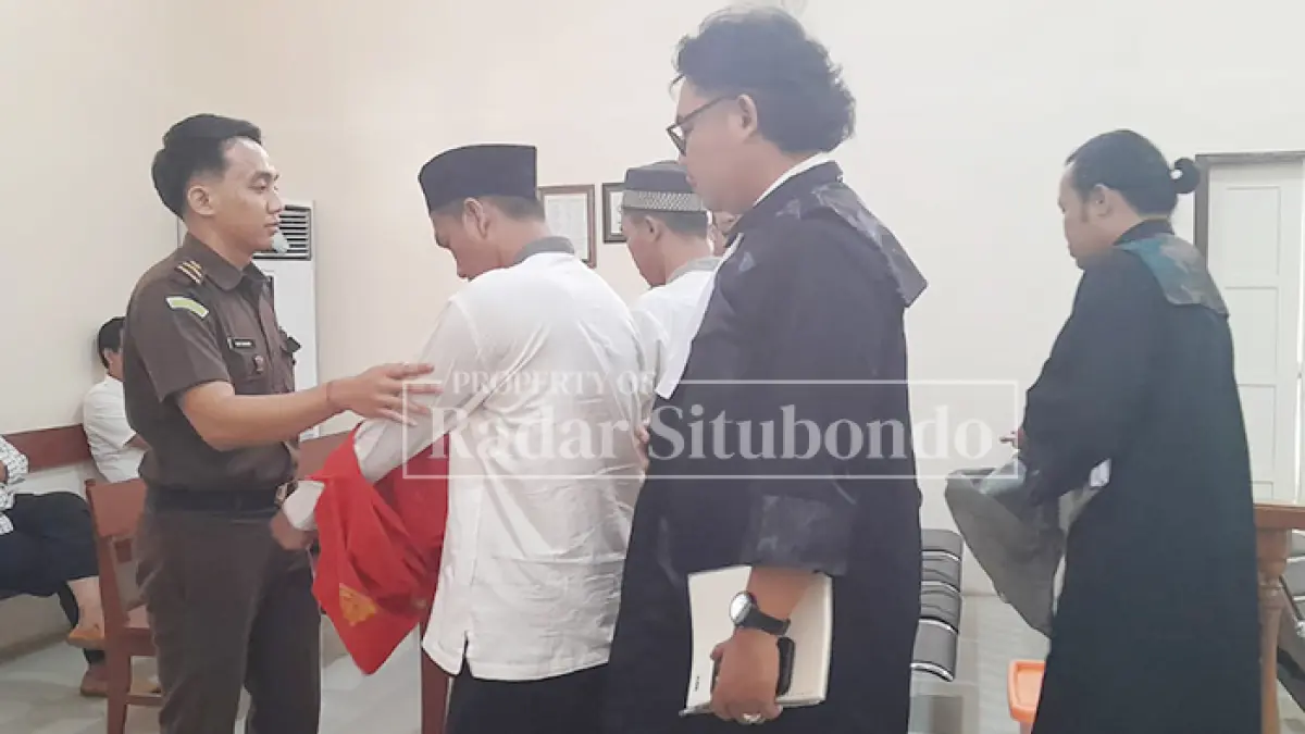 USAI SIDANG: Agus dan Roni memasang baju tahanan setelah mengikuti sidang lanjutan di Pengadilan Negeri Situbondo, Selasa (12/5). (HUMAIDI/JPRS)
