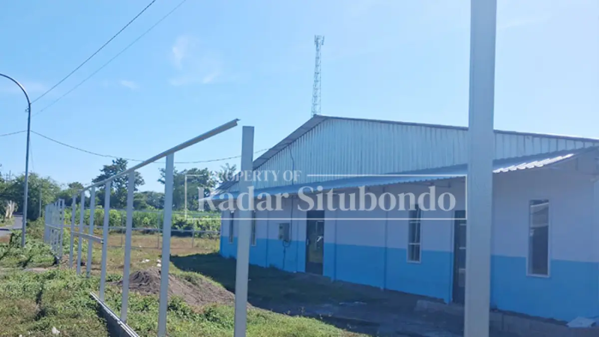 BAGAIMANA INI?: Bangunan SPPG program MBG di Desa Klampokan, Kecamatan Panji, Situbondo yang hingga kini belum beroperasi, Rabu (14/5). (Ahmad Rifa