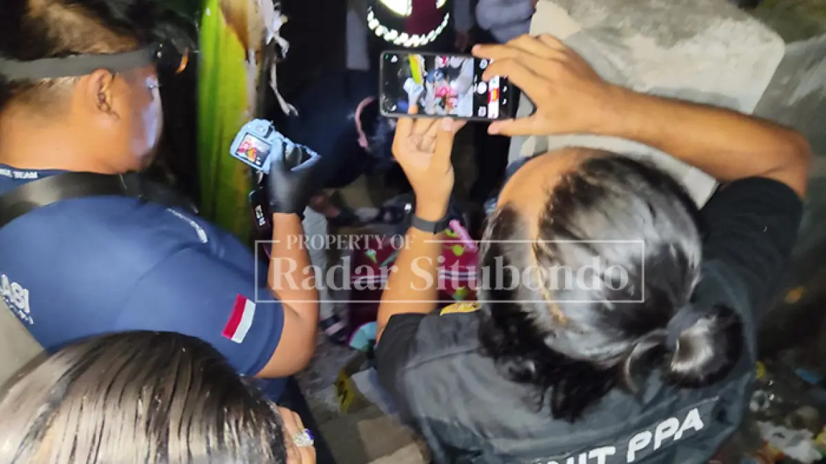 MENGHEBOHKAN: Anggota   Polres Situbondo melakukan olah tempat kejadian perkara penemuan bayi di kandang kambing, Desa Balung, Kecamatan Kendit, Selasa malam (13/5). (HUMAIDI/JPRS)
