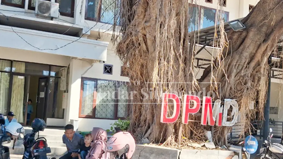 KANTOR PERANGKAT DAERAH: Sejumlah kendaraan terparkir di depan Kantor Dinas Pemberdayaan Masyarakat dan Desa (DPMD) Situbondo, belum lama ini. (Ahmad Rifa