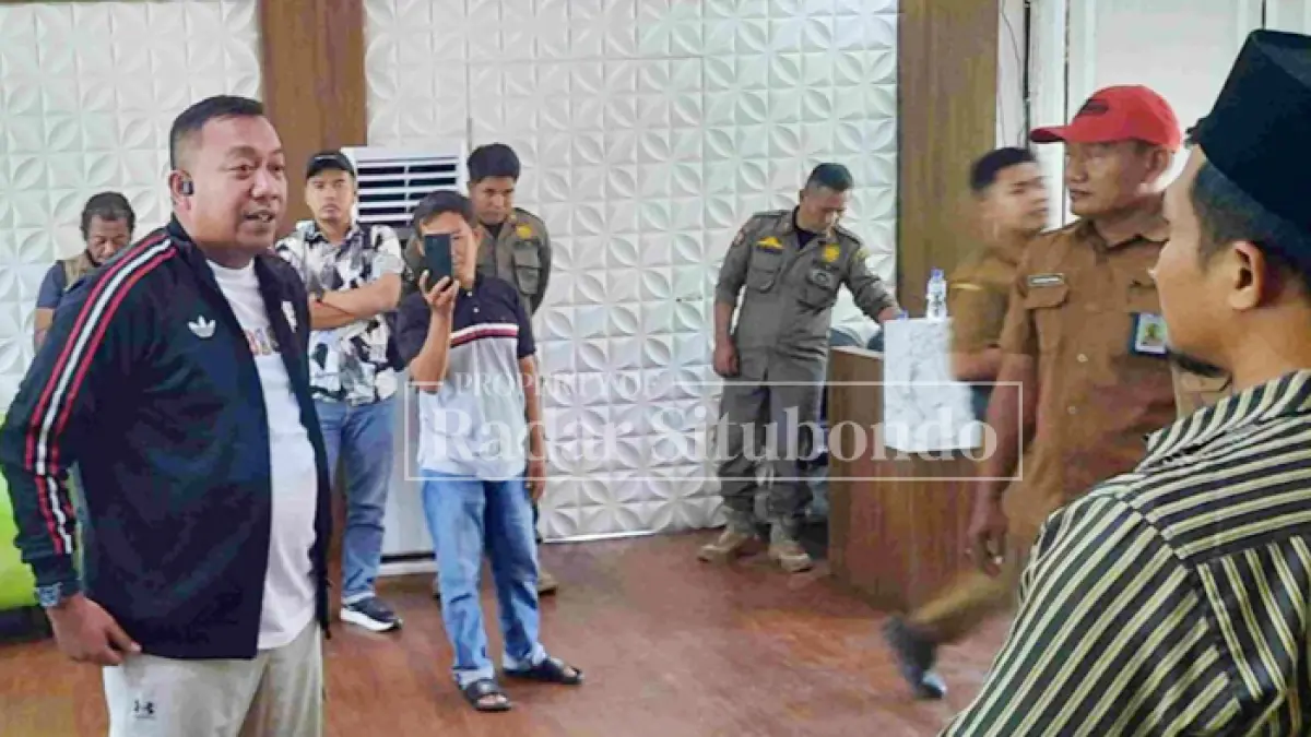 RAWAN KONFLIK: Bupati Situbondo Yusuf Rio Wahyu Prayogo memberikan keterangan kepada awak media, Selasa (13/5). (Ahmad Rifa