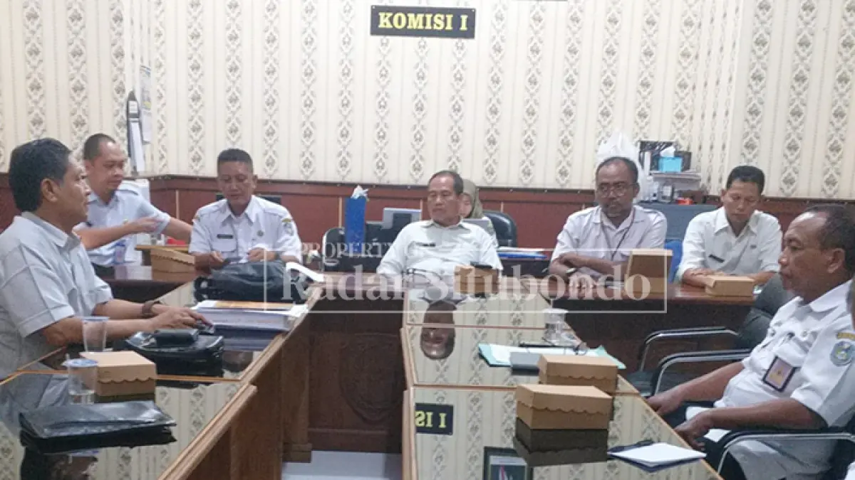 SIAP SIAGA: Anggota Satpolairud Polres Situbondo, melakukan penjagaan di pinggir Pantai Pasir Putih, Kecamatan Bungatan, Kamis (14/5). (HUMAIDI/JPRS)
