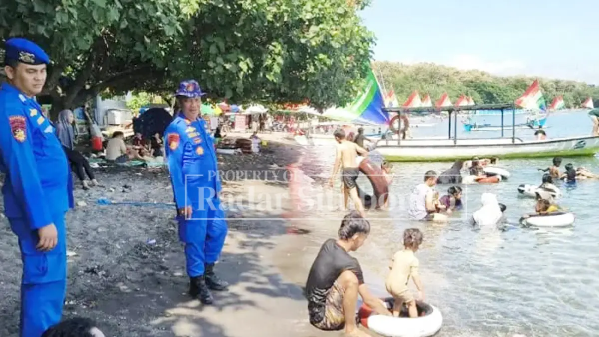 SIAP SIAGA: Anggota Satpolairud Polres Situbondo, melakukan penjagaan di pinggir Pantai Pasir Putih, Kecamatan Bungatan, Kamis (14/5). (HUMAIDI/JPRS)
