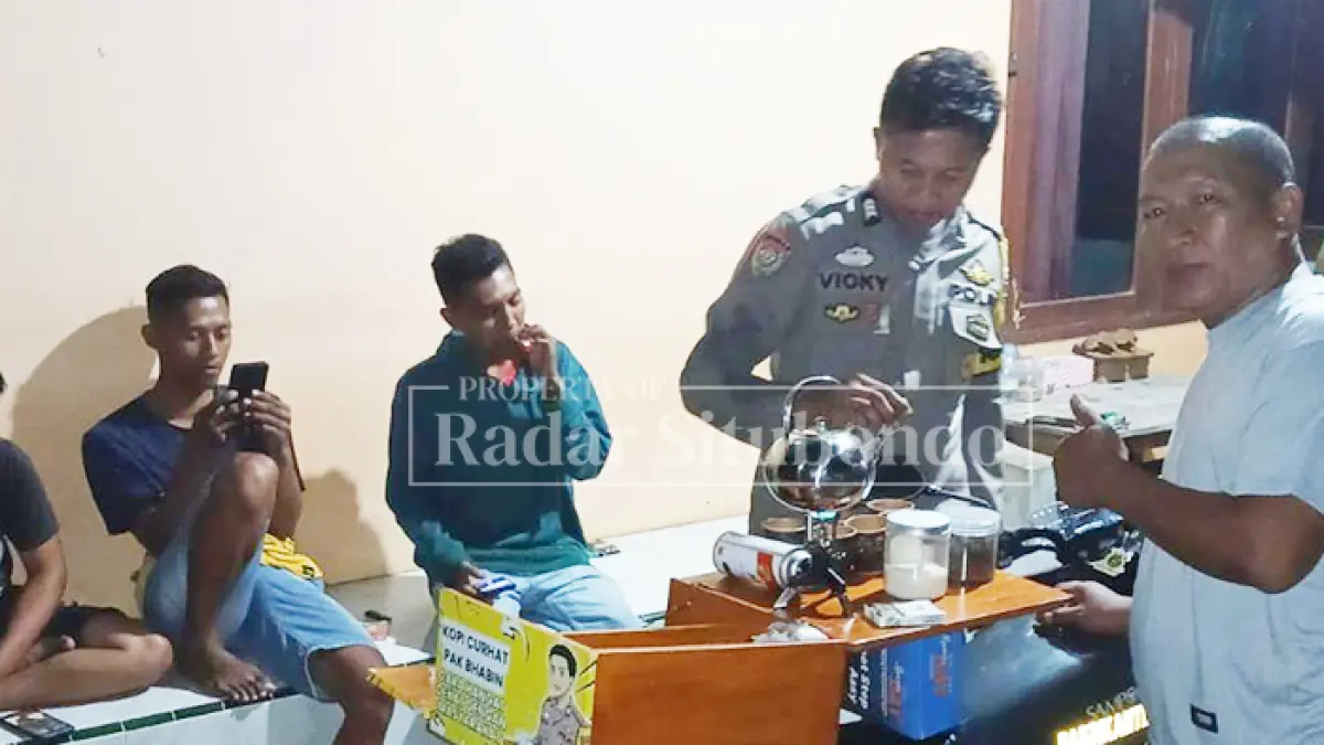 Anggota Bhabinkamtibmas Kecamatan Mangaran, Brigpol Vicky Nur Ramadhan, SH, sibuk melayani masyakat, Desa/Kecamatan Mangaran, Kamis malam (15/5). (HUMAIDI/JPRS)
