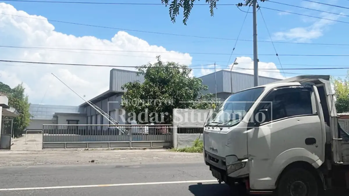 TAK ADA AKTIVITAS: Sejumlah kendaraan melintas di depan PT Panca Mitra Multiperdana Tbk (PMMP) yang kini hampir tidak lagi beroperasi, Jumat (15/5). (Ahmad Rifa