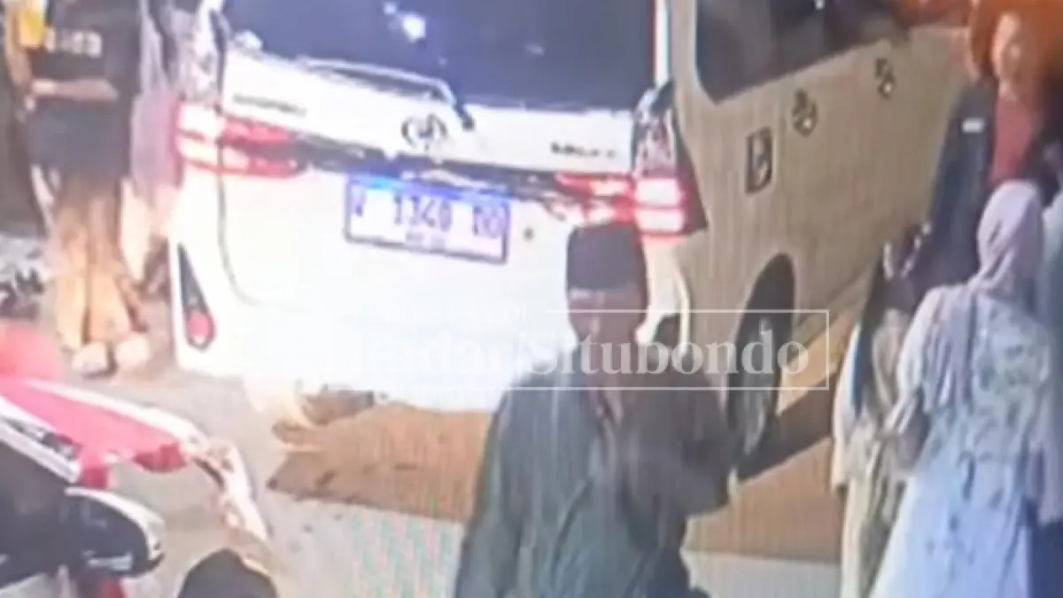 TEREKAM CCTV: Pria parobaya diduga pencopet terekam CCTV Pondok Pesantren Sukorejo, Kecamatan Banyuputih, Rabu malam (14/5). (HUMAIDI/JPRS)
