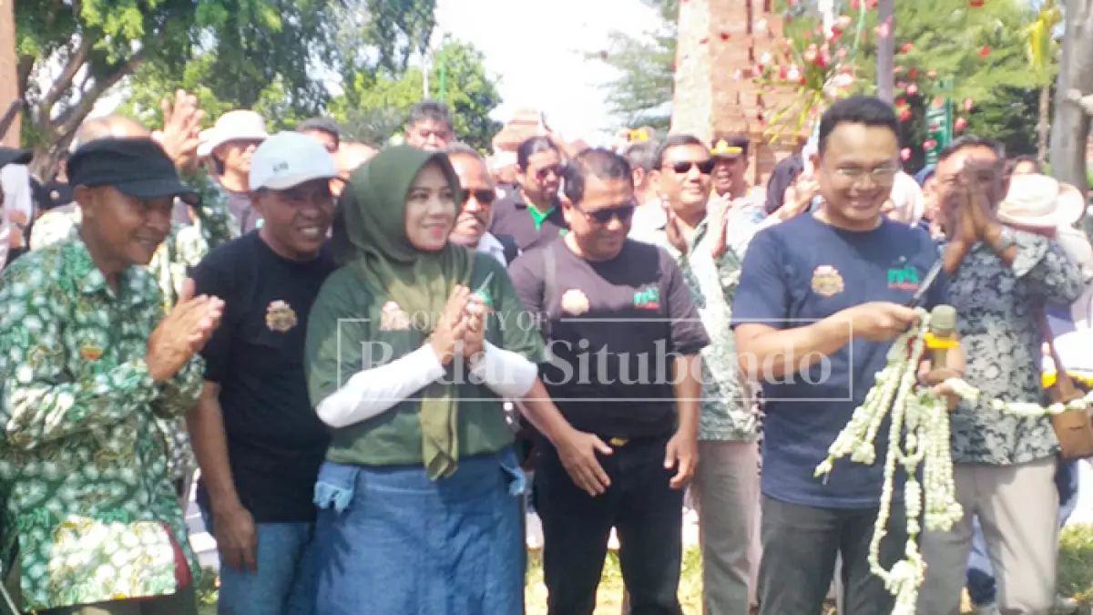 MOMEN SPESIAL: Wakil Bupati Situbondo Ulfiyah (tiga dari kiri) bersama Ketua Panitia Penyelenggara Cahya Mulyadi (empat dari kiri) dan Kapolres Situbondo AKBP Bayu Anuwar Sidiqie (memegang mix) membuka Pameran dan Kontes Bonsai Nasional PPBI di Alun-Alun Situbondo, Sabtu (16/5). (Ahmad Rifa