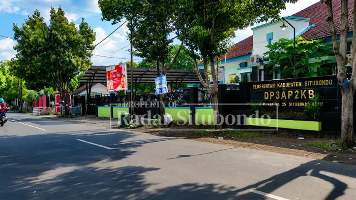 KANTOR PEJABAT: Kantor DP3AP2KB di Jalan Mawar, lingkungan Mulya Utama, Kelurahan Patokan, Kecamatan Situbondo, Minggu (16/5). (Ahmad Rifa