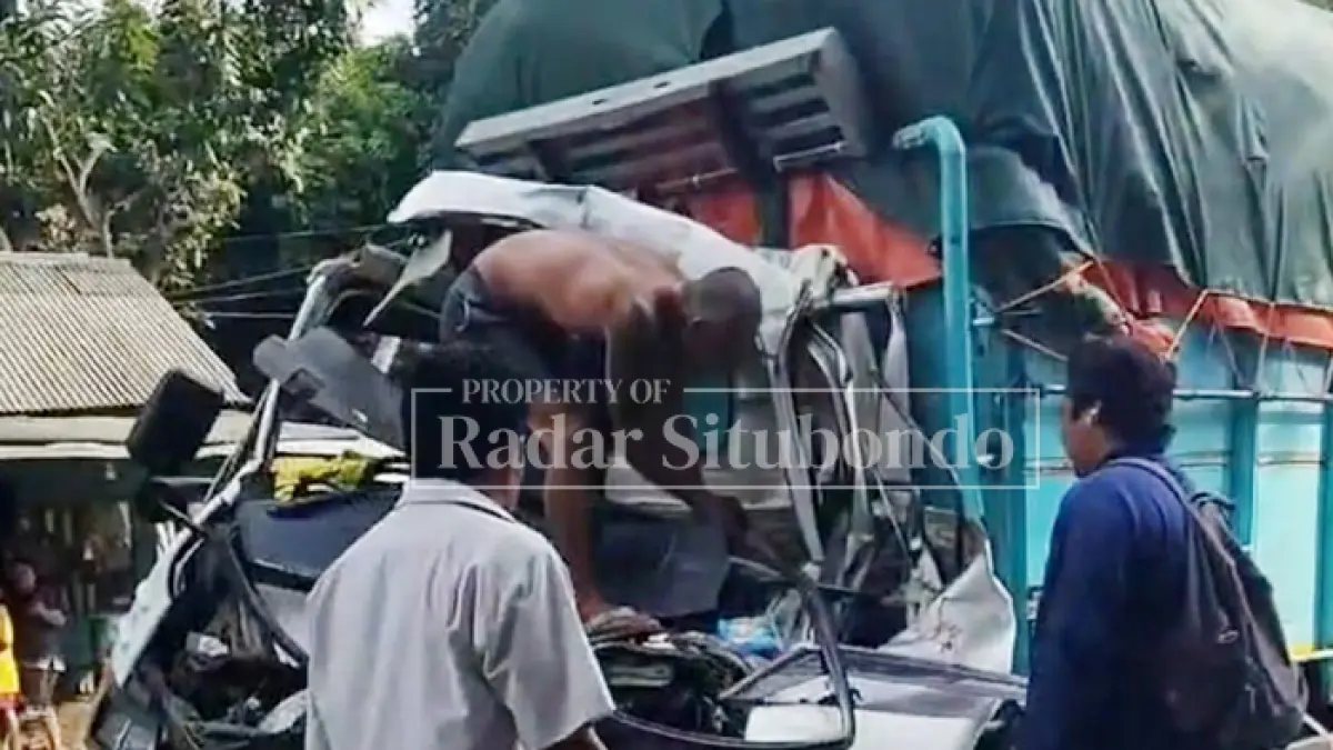 LAKA MAUT: GA, 51, berjuang mengevakuasi putranya yang terjepit kabin truk bernopol DK 8748 GT di Jalan Raya, Desa Pasir Putih, Kecamatan Bungatan, Sabtu lalu (16/5). (HUMAIDI/JPRS)
