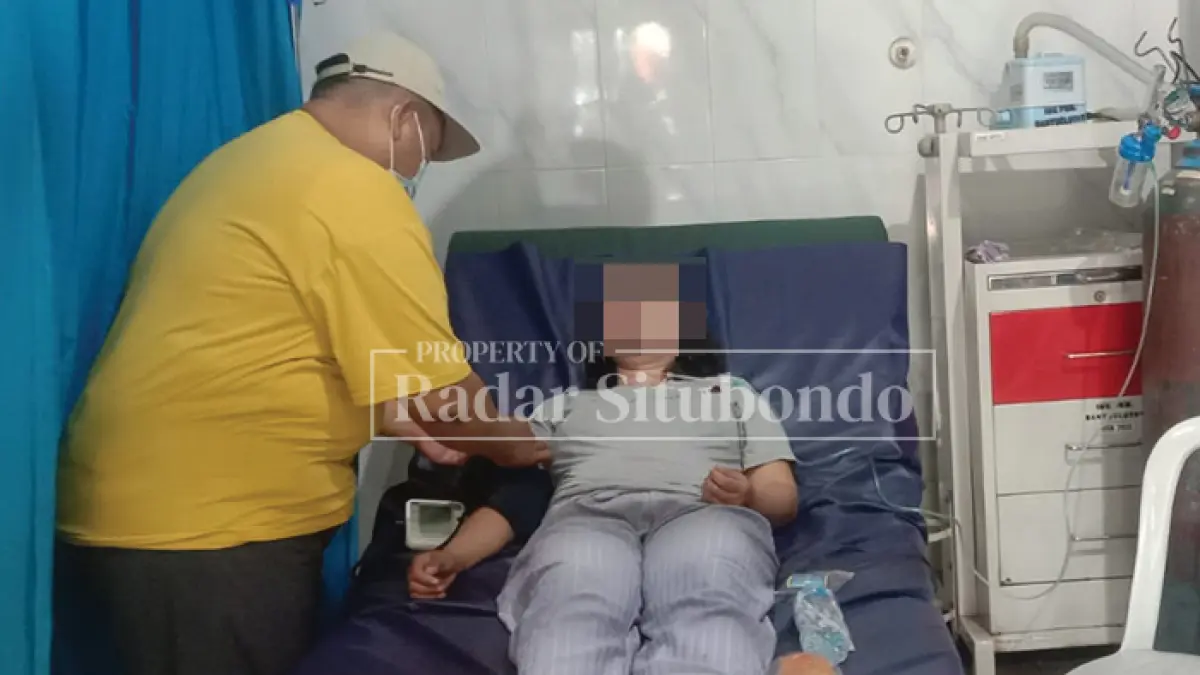 OPNAME: Sri Wulandari, 31, warga Kampung Krajan, Desa/Kecamatan Banyuglugur menjalani perawatan di puskesmas Banyuglugur, Minggu (17/5). (HUMAIDI/JPRS)
