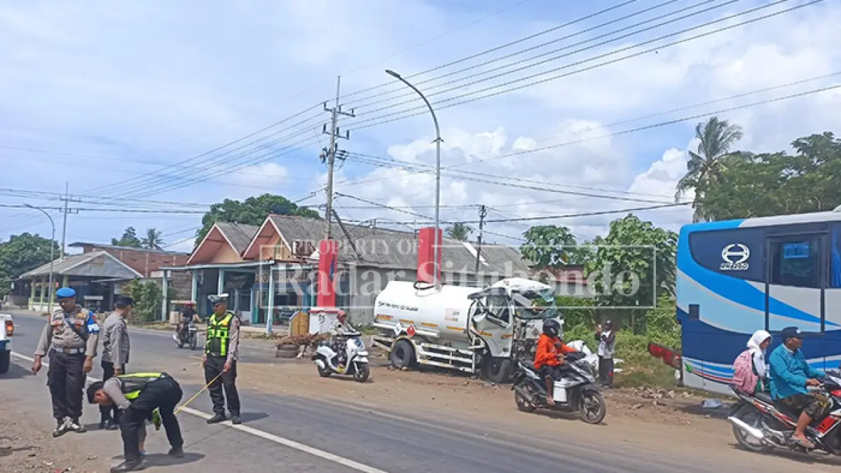 LAKA BERUNTUN: Warga menyaksikan proses evakuasi kendaraan laka beruntun di Jalan Raya Desa Curah Kalak, Kecamatan Jangkar, Senin (18/5). (HUMAIDI/JPRS)
