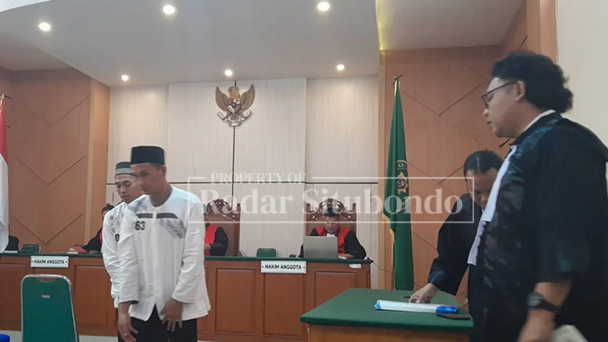Agus Efendi dan Ahmad Roni dua terdakwa kasus BBM Solar 42 ton dituntut 3,5 tahun atau tiga tahun enam bulan penjara oleh Jaksa Penuntut Umum (JPU), pada sidang lanjutan di Pengadilan Negeri (PN) Situbondo, Selasa (19/5). (humaidi/jprs)