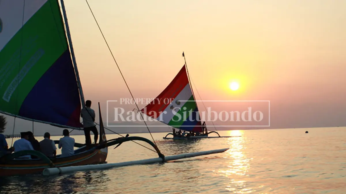 IKON WISATA: Perahu layar di Wisata Bahari Pasir Putih, Kecamatan Bungatan, Situbondo, belum lama ini. (Ahmad Rifa