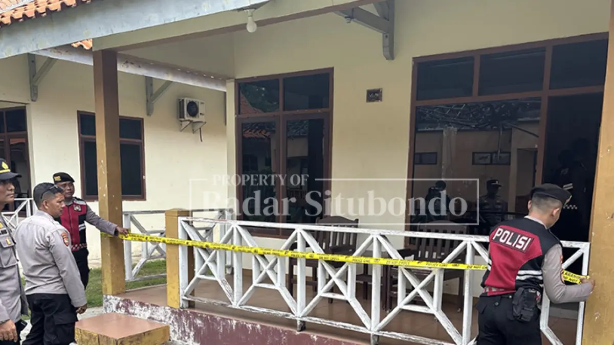 PASANG GARIS POLISI: Anggota Polres Situbondo melakukan penyelidikan di salah satu hotel di kecamatan bungatan. (HUMAIDI/JPRS)
