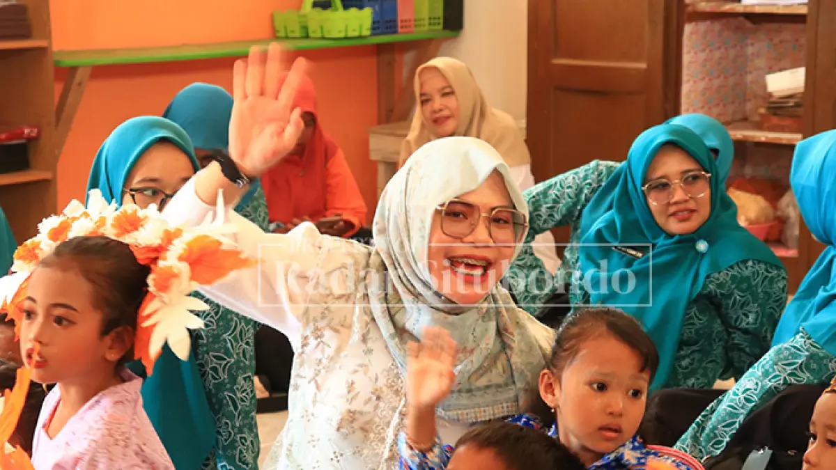 BERGERAK NYATA: Bunda Baca sekaligus Ketua TP PKK Situbondo, Husna Laili memberikan pemahaman tentang pentingnya membaca bagi anak-anak. (Ahmad Rifa