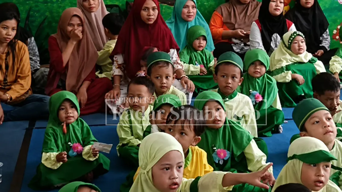 FOKUS: Para murid Pendidikan Anak Usia Dini (PAUD) dan Taman Kanak-Kanak (TK) Nurul Masyhur, Kelurahan Mimbaan, Kecamatan Panji, Rabu (20/5). (Ahmad Rifa