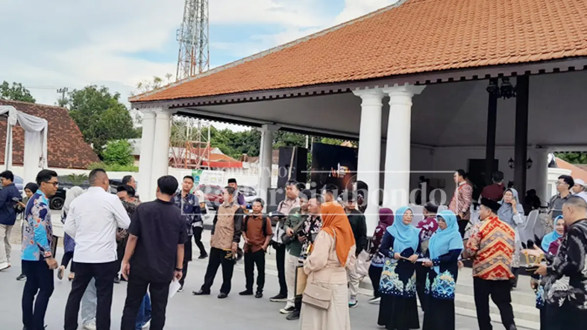 ABADIKAN MOMEN: Sejumlah Penerima penghargaan foto bareng brersama Bupati Situbondo Yusuf Rio Wahyu Prayogo, di halaman Pendapa Pate Alos, Kecamatan Besuki, Kamis (21/5). (HUMAIDI/JPRS)
