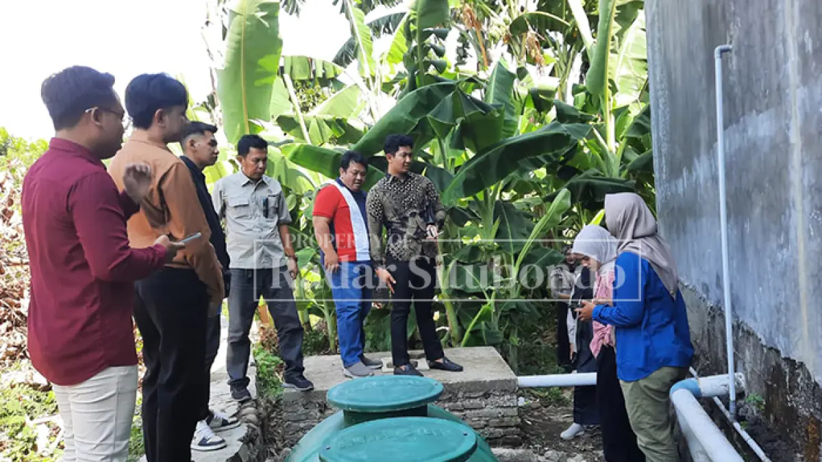 ADA YANG MASIH KURANG: Komisi III DPRD Situbondo melakukan sidak dan pengecekan di perusahaan kosmetik CV Indri Berkah Rejeki, Desa Besuki, Kecamatan Besuki, Rabu (20/5). (Ahmad Rifa
